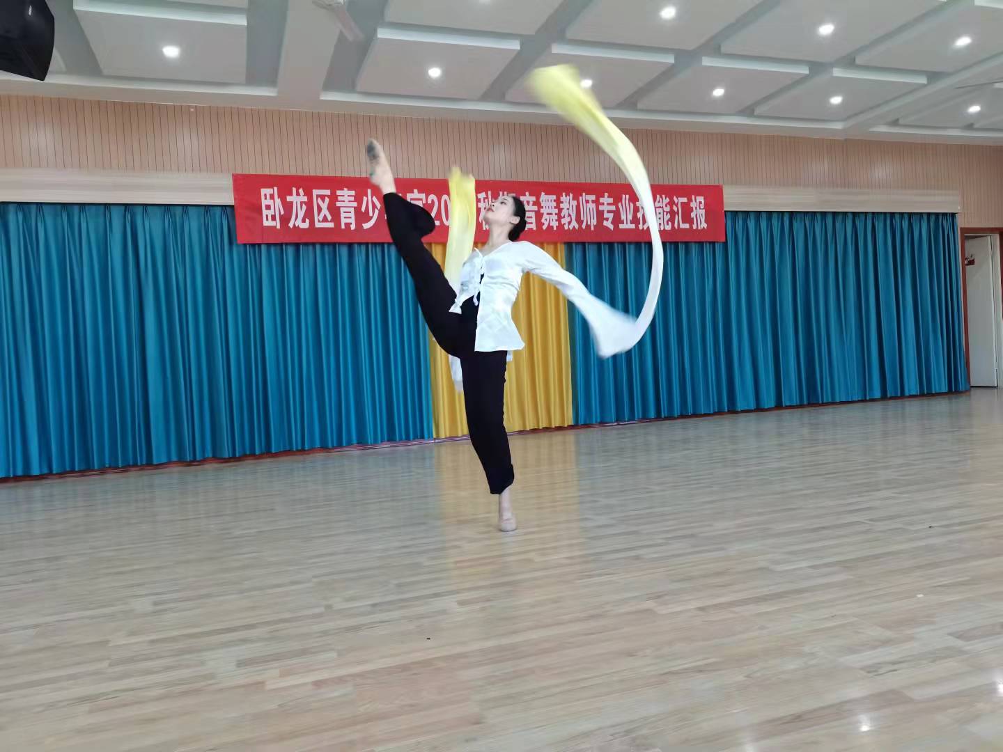 展教师风采 绘精美环创 